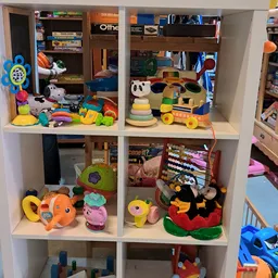 Speelgoedrekken met diverse babyspeelgoed zoals stapelringen, speelautootjes en pluchen speelgoed