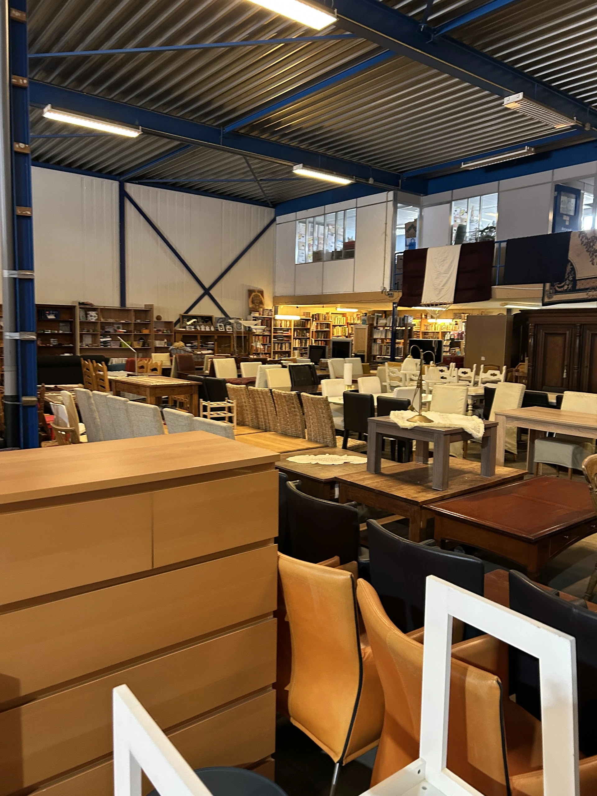 Stichting Vrijwilligers Van Goede Doelen Winkel Sittard in Sittard met tweedehands boeken, computers en huishoudelijke app...