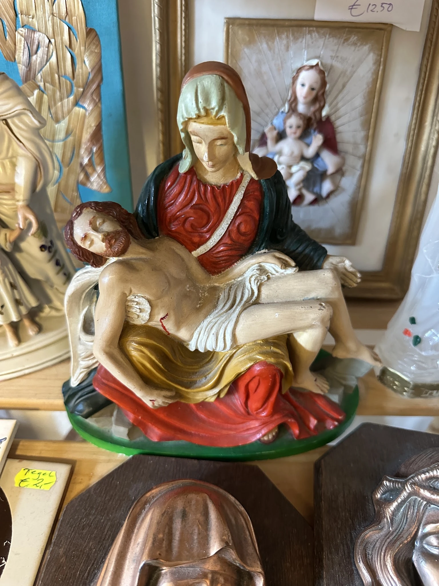 Religieus beeldje: Maria met jezuskind, handbeschilderd, in rood en goudkleurige tinten