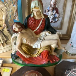 Religieus beeldje: Maria met jezuskind, handbeschilderd, in rood en goudkleurige tinten