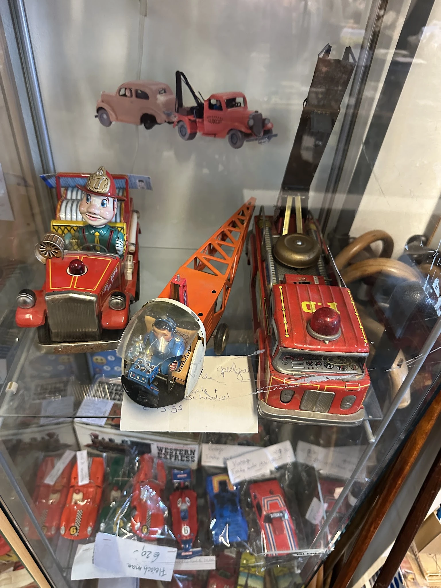 Vitrinekast met vintage speelgoedauto's en pop-up boeken uit de jaren '50-'60