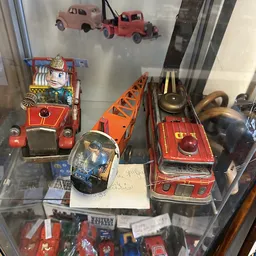 Vitrinekast met vintage speelgoedauto's en pop-up boeken uit de jaren '50-'60