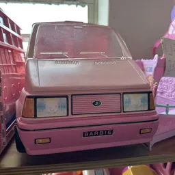 Roze Barbie-auto met open deuren in een kringloopwinkel
