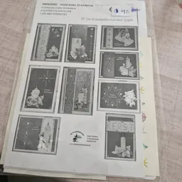 Pagina met zwart-witfoto's van kerstkaarten met kaarsen en bloemen