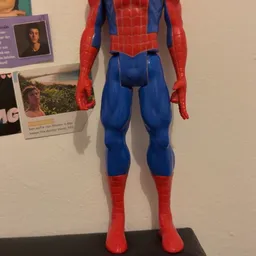 Spiderman actiefiguur met rood en blauw kostuum tegen witte muur