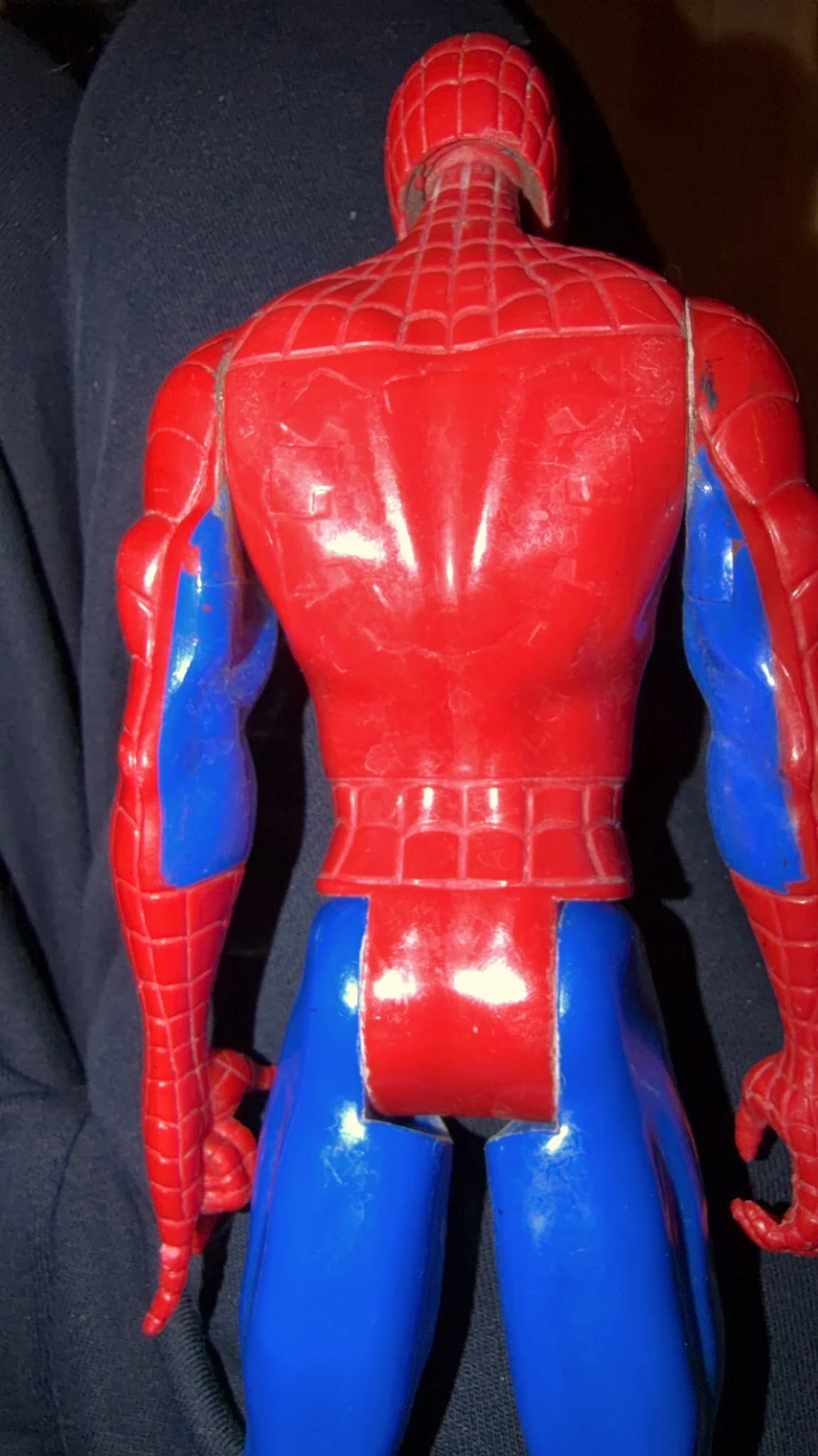 Close-up van een rood en blauw Spider-Man kostuum op een etalagepop