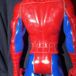 Close-up van een rood en blauw Spider-Man kostuum op een etalagepop