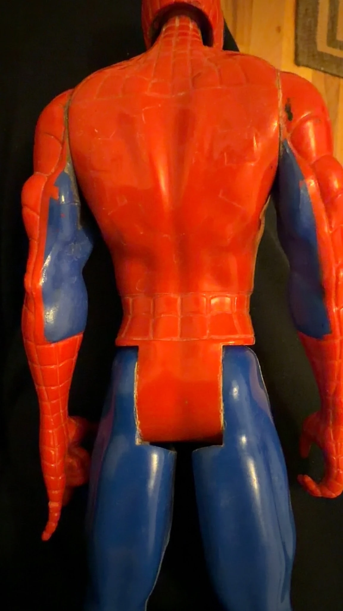 Close-up van een rood en blauw Superman-kostuum met cape op een mannequin