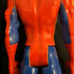 Close-up van een rood en blauw Superman-kostuum met cape op een mannequin