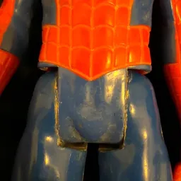 Close-up van een rood en blauwe kunststof speelgoedfiguur met gouden details