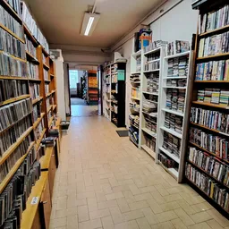 Winkelruimte met kasten vol CD's en dvd's langs beide zijden van het gangpad