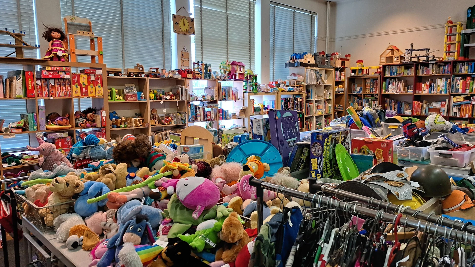 Speelgoed, knuffels en kinderartikelen uitgestald in de kringloopwinkel