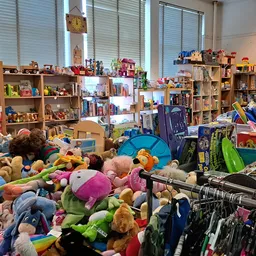 Speelgoed, knuffels en kinderartikelen uitgestald in de kringloopwinkel