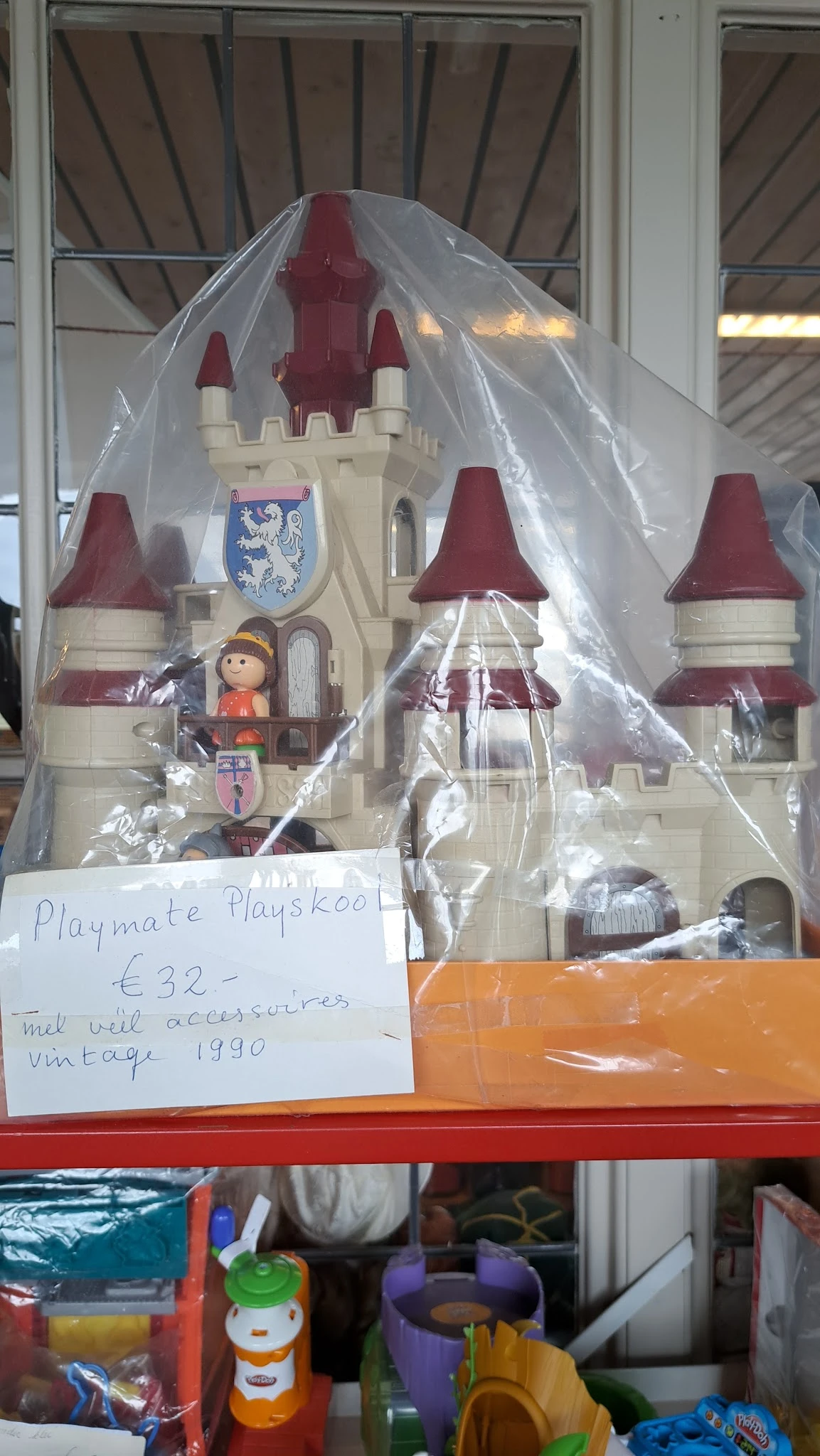 Speelgoedkasteel Playskool met rode daken en figuren, in originele verpakking, met prijskaartje €32.-