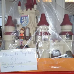 Speelgoedkasteel Playskool met rode daken en figuren, in originele verpakking, met prijskaartje €32.-