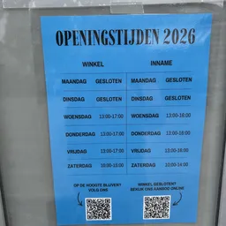 Blauwe poster met openingstijden 2026 voor winkel en inname