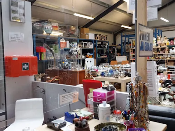 Binnenzijde van kringloopwinkel met stellingen, display kasten en diverse tweedehands artikelen uitgestald