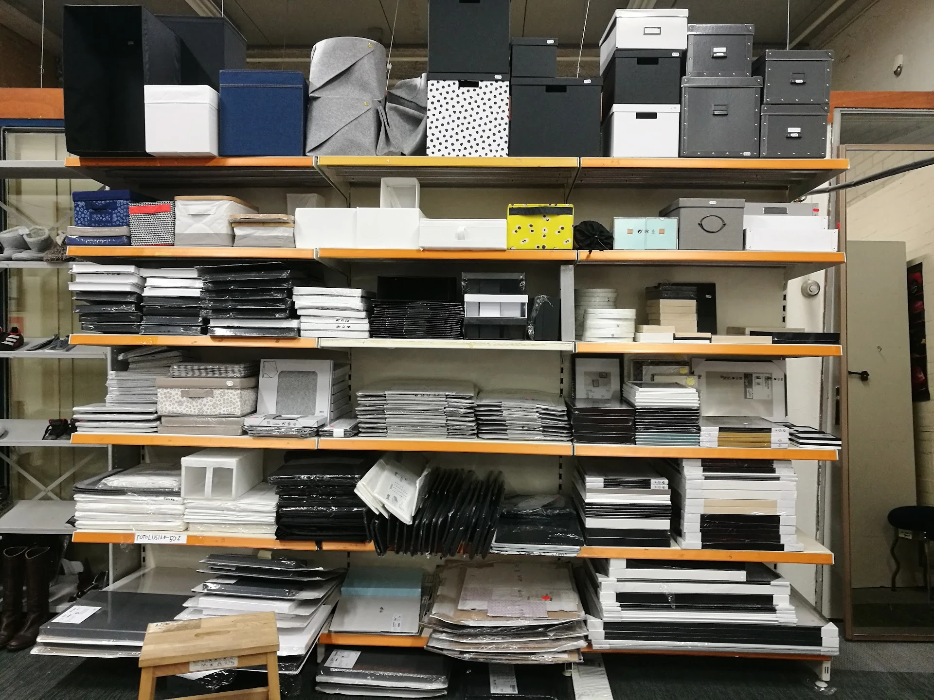 Kringloopwinkel Stichting WW Help Ons Helpen in Breda met tweedehands antieke meubels, bedden en kleding