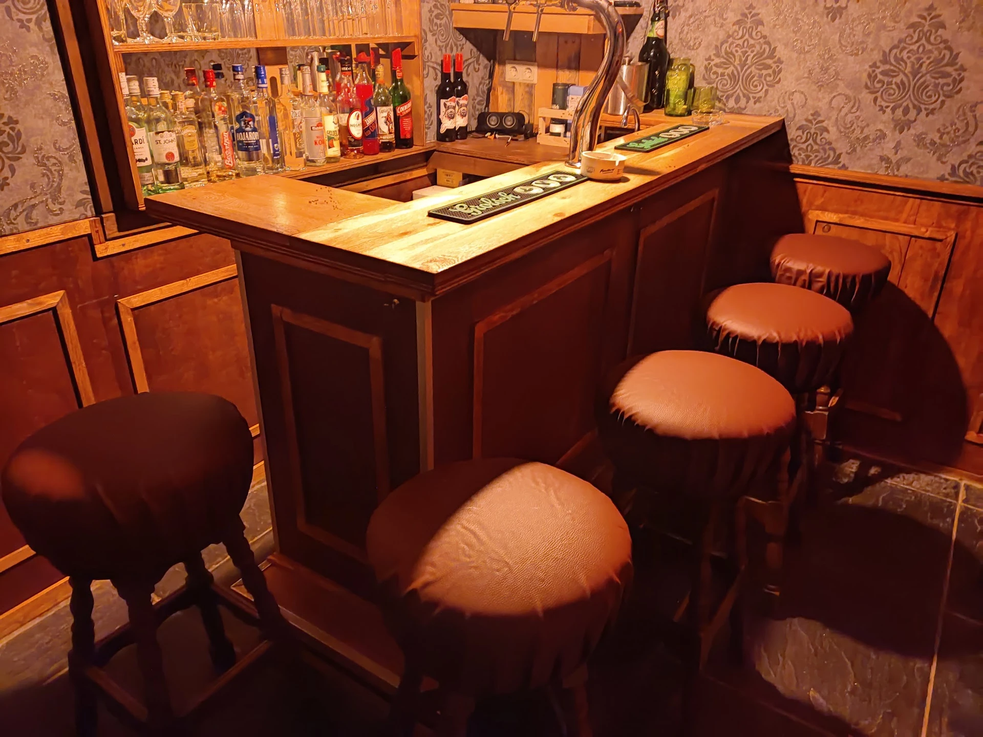 Bruine bar met barkrukken, spiegels en sfeervolle verlichting in de winkelvloer