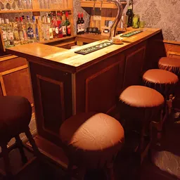 Bruine bar met barkrukken, spiegels en sfeervolle verlichting in de winkelvloer