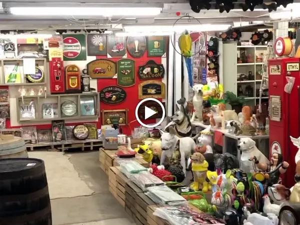 Winkelinterieur met stellingen vol decoratieartikelen, serviesgoed en huishoudelijke spullen langs de muren en op toonbanken