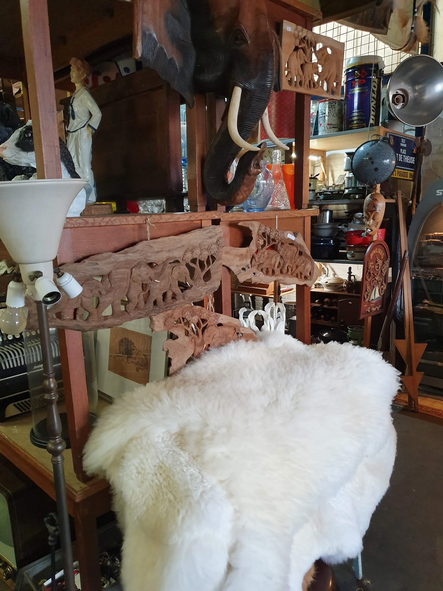 Houten beeldhouwwerk en decoratieve items op display in de winkel