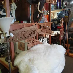 Houten beeldhouwwerk en decoratieve items op display in de winkel