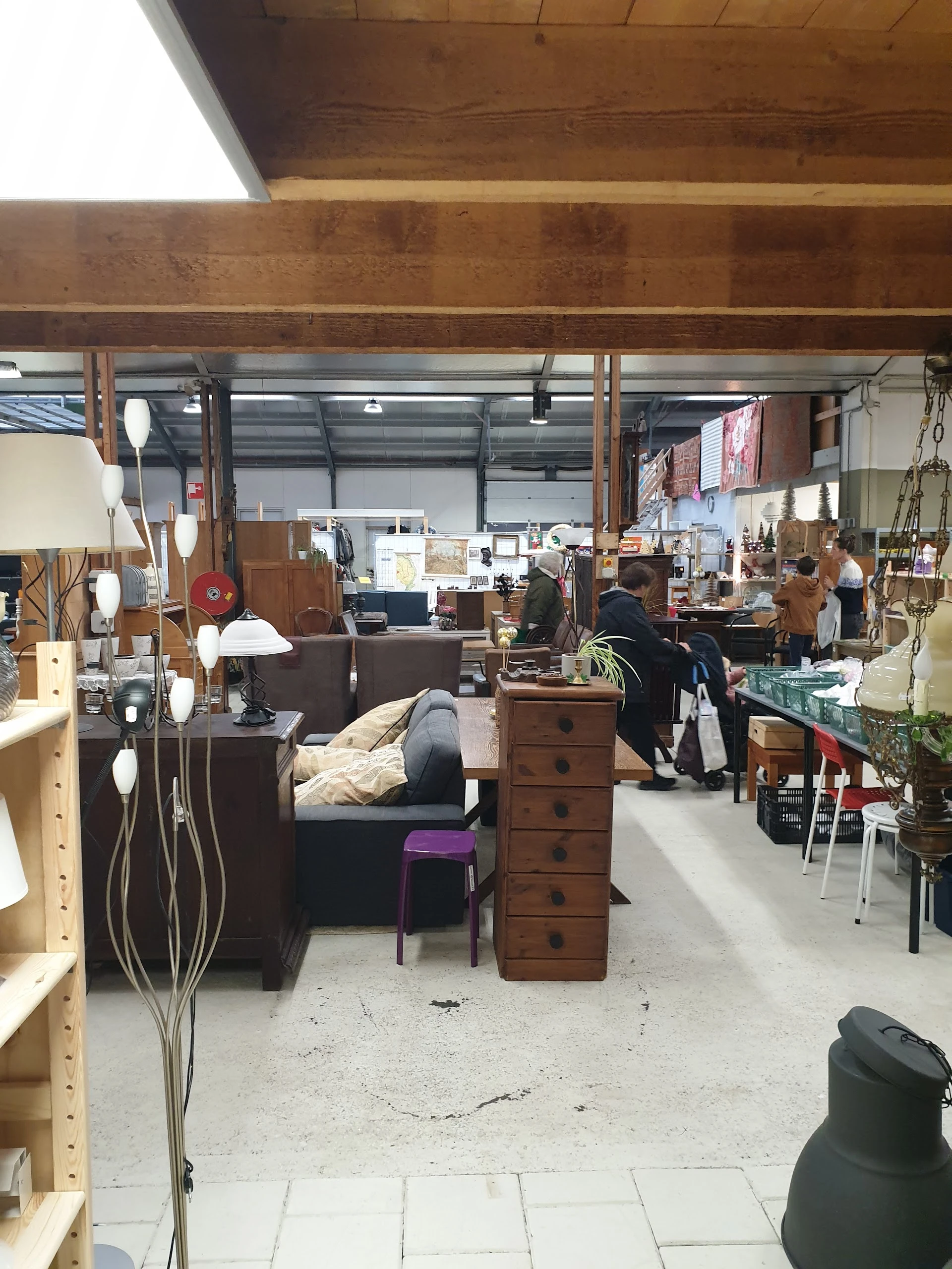 Struun TX Kringloopwinkel in Den Burg met tweedehands gereedschappen, kleding en meubels