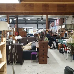 Winkelvloer met diverse meubels, lampen en huishoudelijke artikelen uitgestald