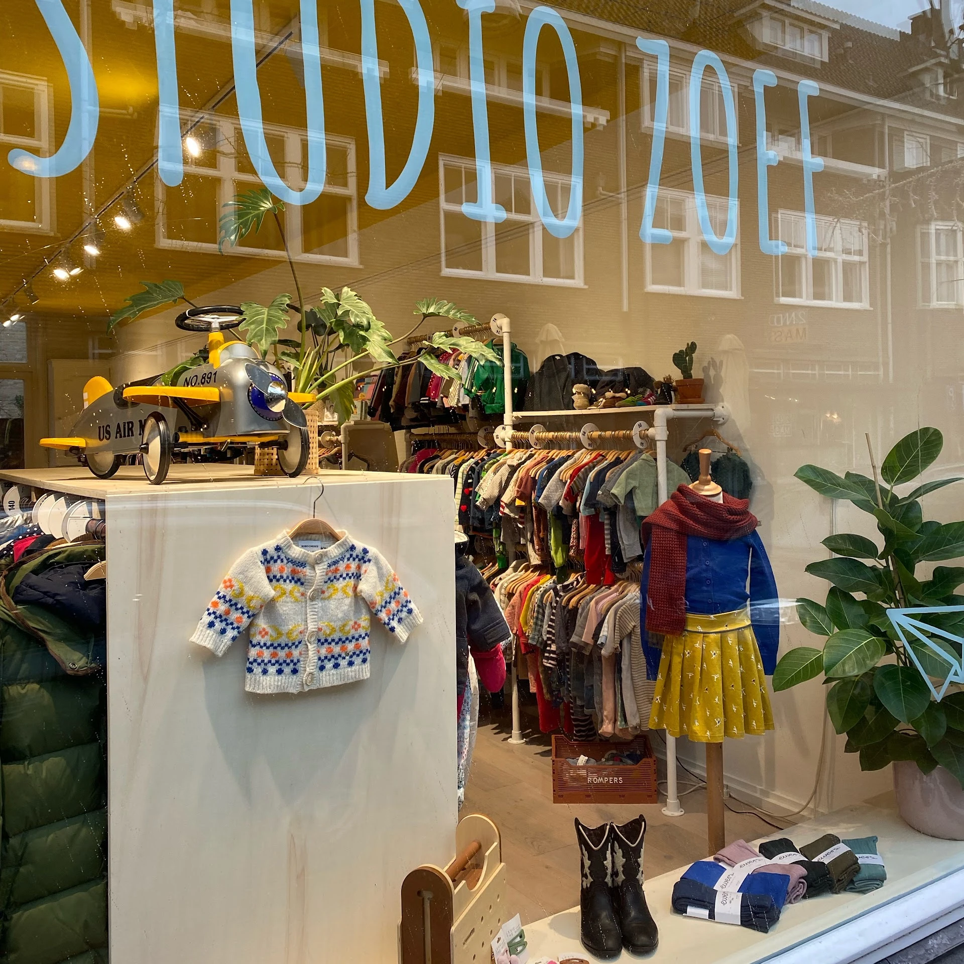 Studio Zoef in Nijmegen met tweedehands meubels en kleding