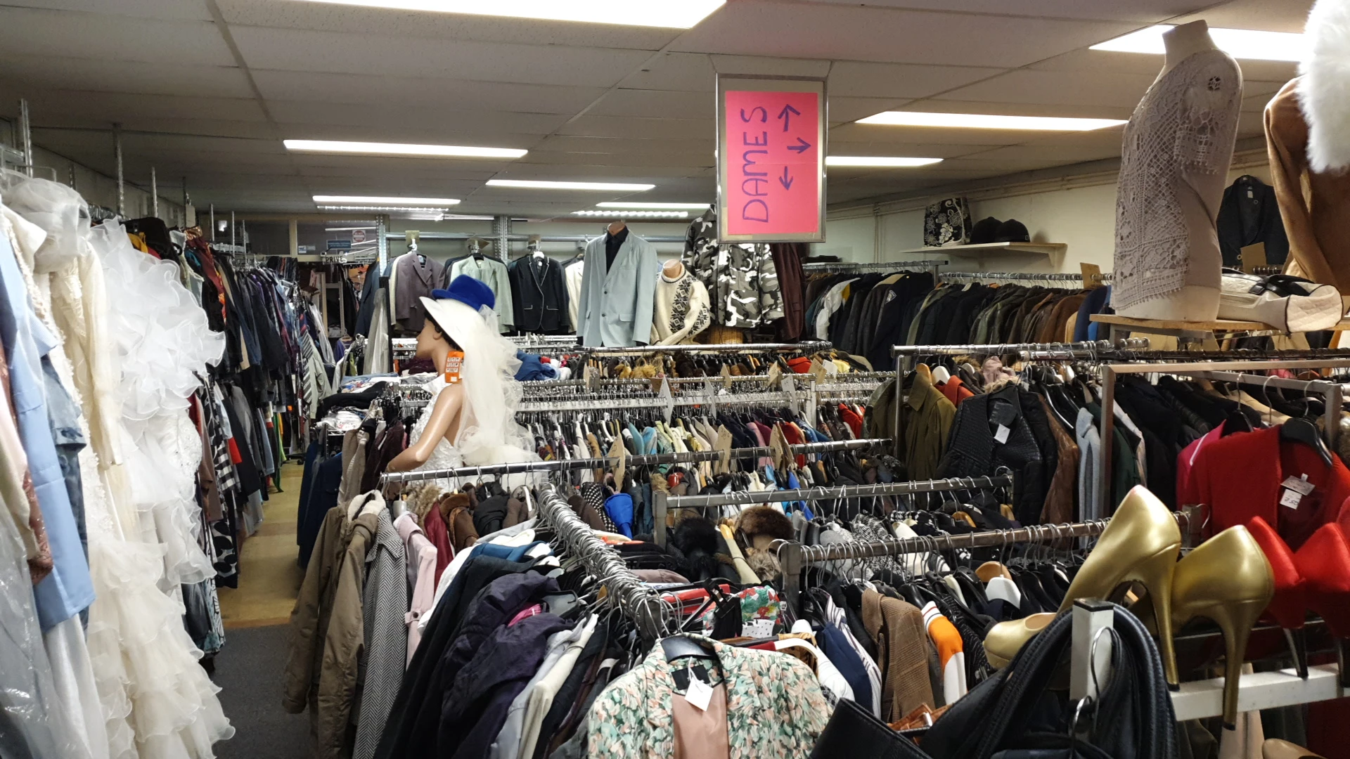 Kringloopwinkel Sylvia's Sneupwinkel in Leeuwarden met tweedehands tweedehandsschatten en vintage kleding