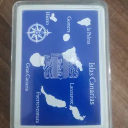 Blauwe kaart met witte tekst en afbeeldingen van geografische locaties en een kompas