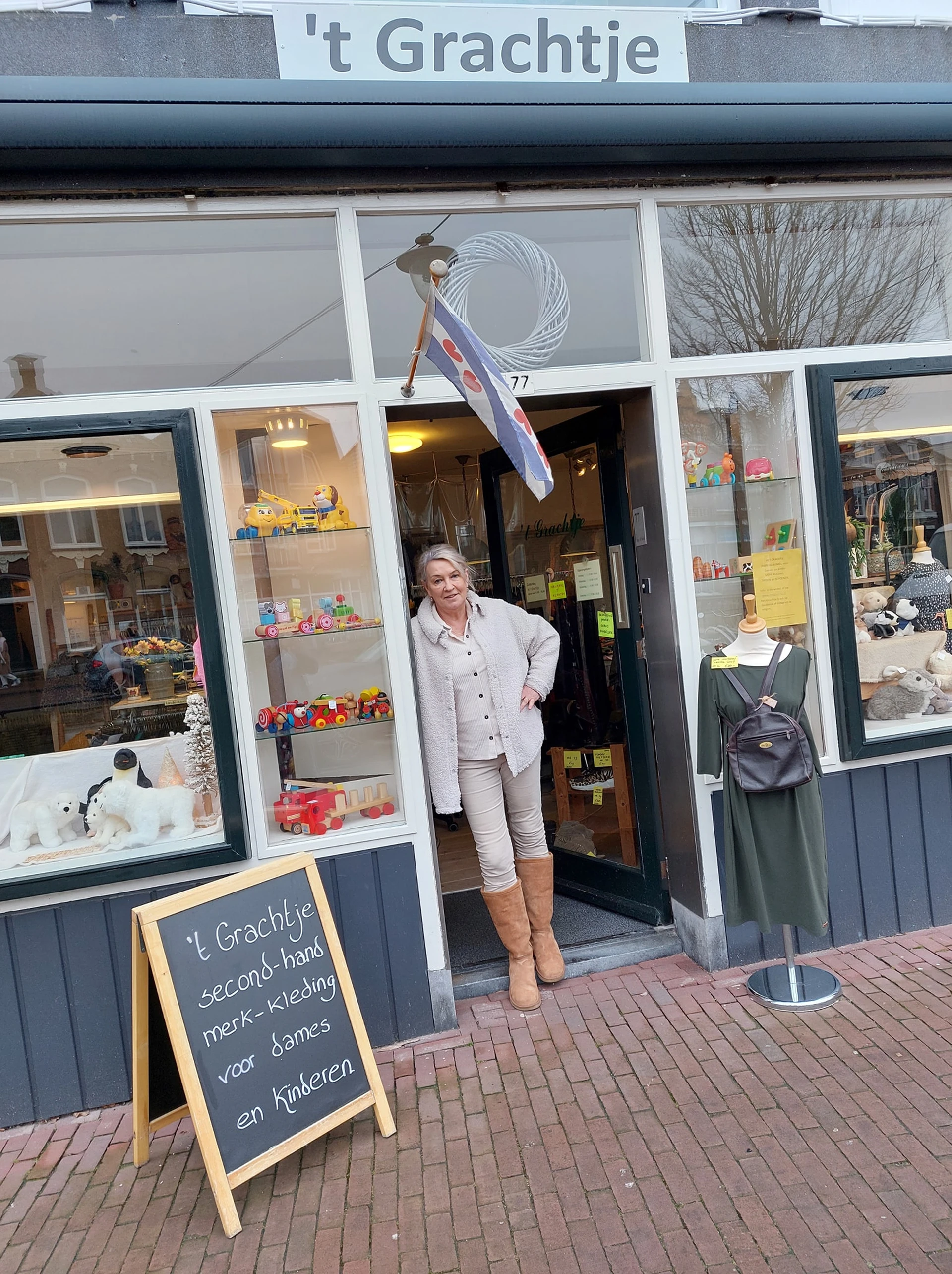 Kringloopwinkel 't Grachtje in Sneek met tweedehands dameskleding, merkkleding en rolstoeltoegankelijke ingangen