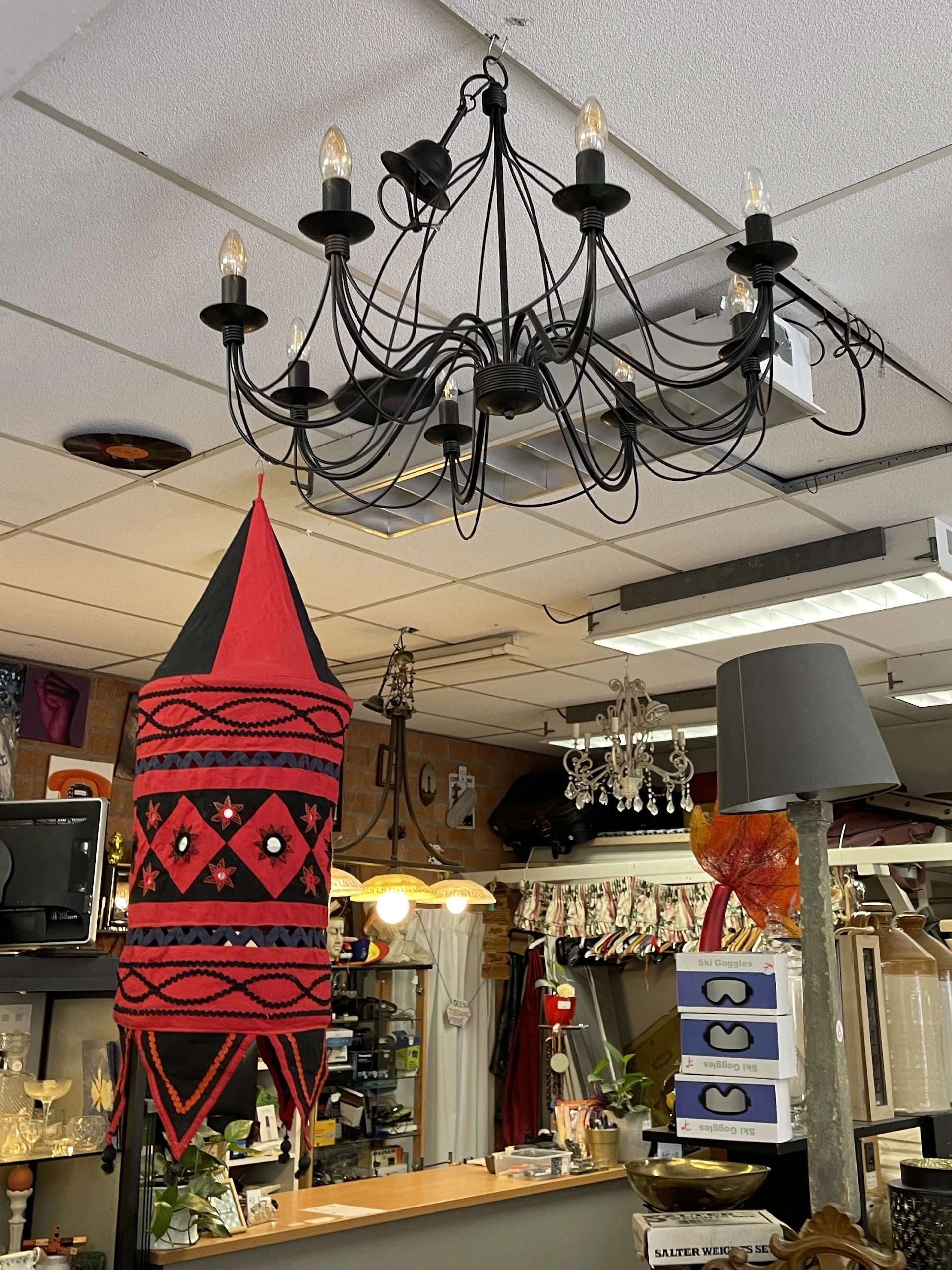 't Hartje in Amsterdam met tweedehands boeken, gereedschappen en huis- en inrichting