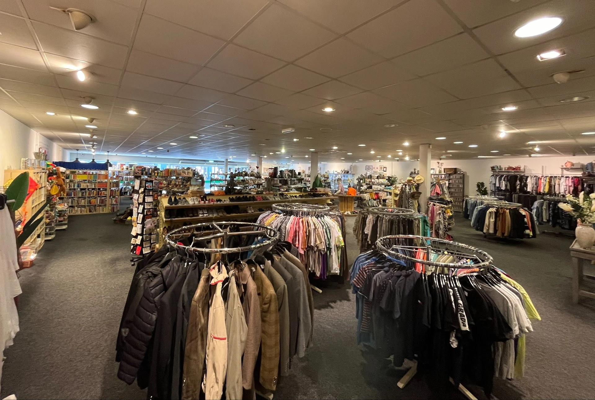 Kringloopwinkel 't Keerpunt in Hardenberg met tweedehands boeken, cds en huishoudelijke artikelen