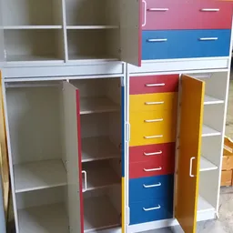 Gekleurde houten kast met blauwe, rode, gele en bruine laden en deuren