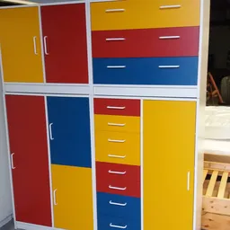 Kleurrijke modulaire kastenwand met rode, blauwe en gele vakken en laden