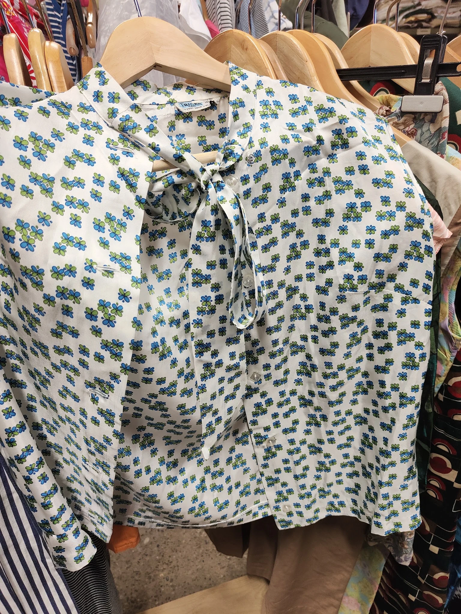 Tweedehands herenbroek met blauw-groen dessin, close-up van voorkant met trekkoord