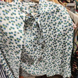 Tweedehands herenbroek met blauw-groen dessin, close-up van voorkant met trekkoord
