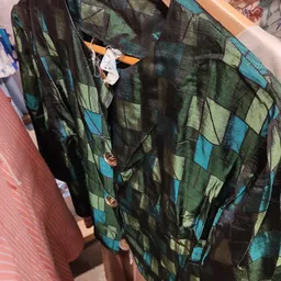Geruit herenoverhemd in groen, blauw en zwart met prijskaartje