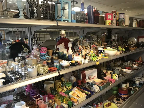 Vitrinekast met diverse tweedehands huishoudartikelen, servies, decoratie en klein meubilair