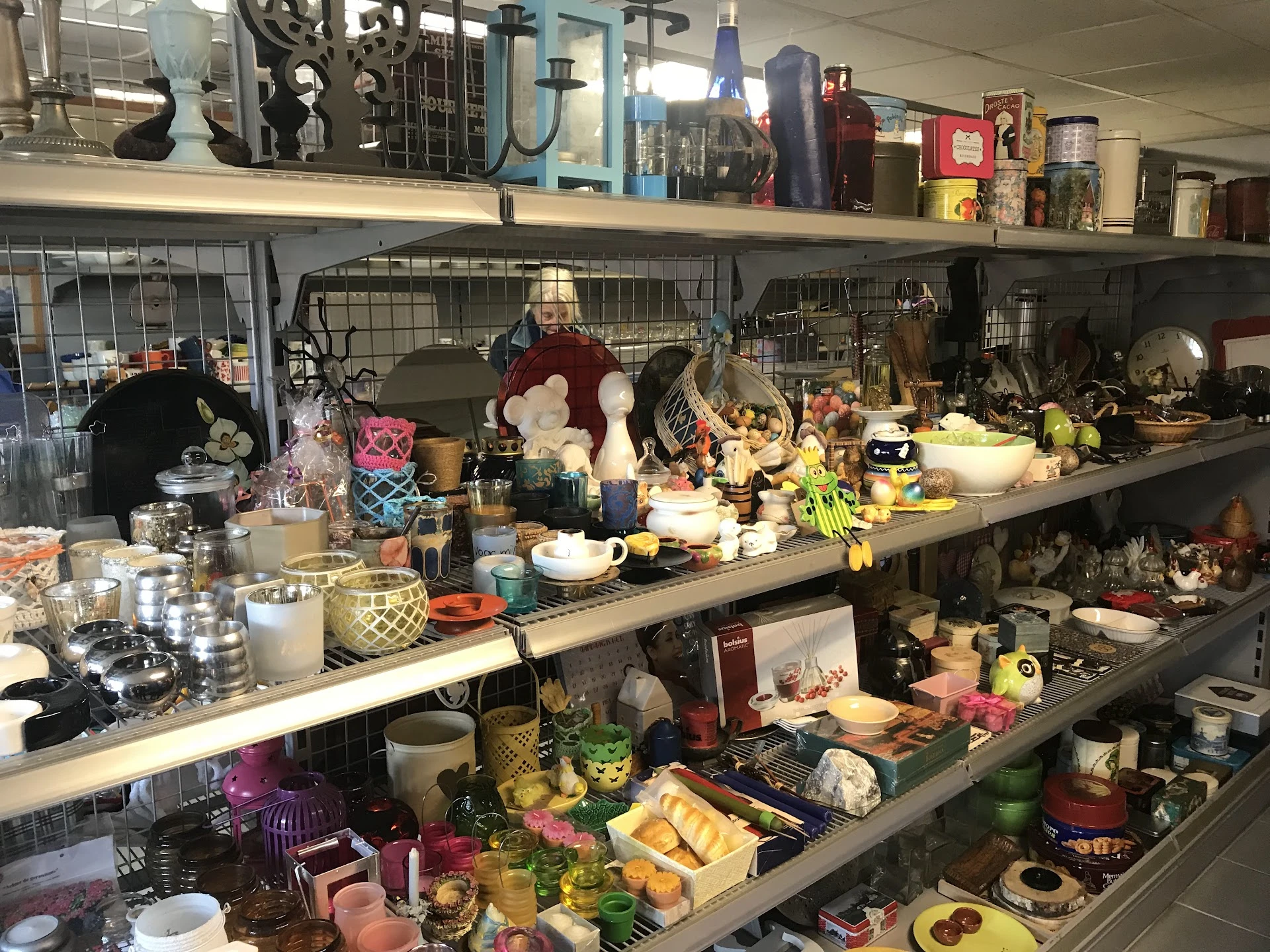 Kringloopwinkel 't Schellinkje in Lies met tweedehands antiek, bedden en boeken