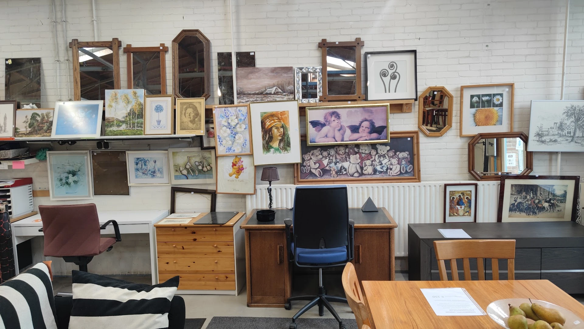 Kringloopwinkel 'T Vincentje in Schijndel met tweedehands boeken, kleding en meubels