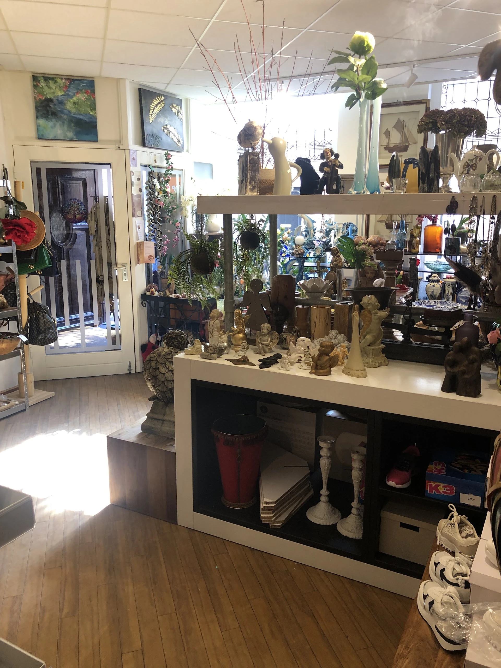 ‘t Winkeltje in Weert met tweedehands meubels en kleding