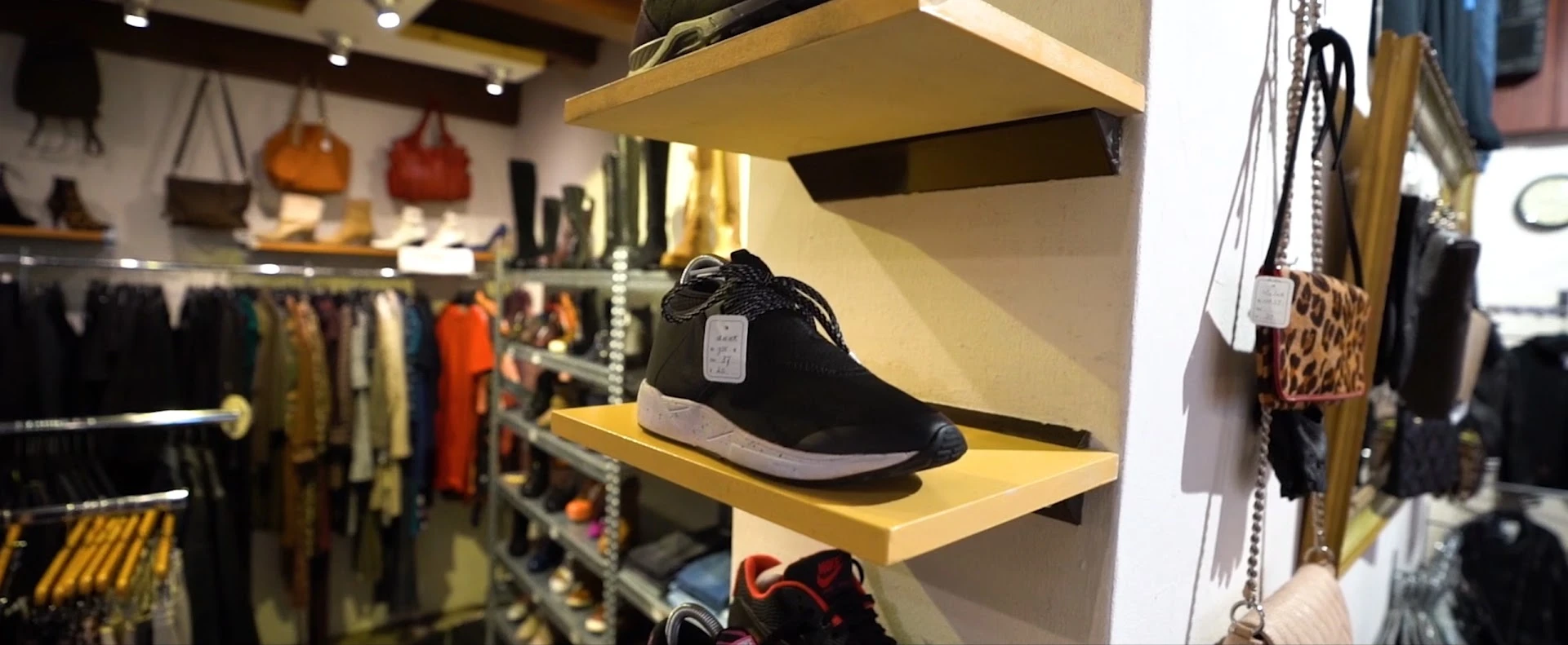 Kringloopwinkel 't Winkeltje - Gebruikte Kwaliteitskleding in Landsmeer met tweedehands accessoires, babykleding en damesk...