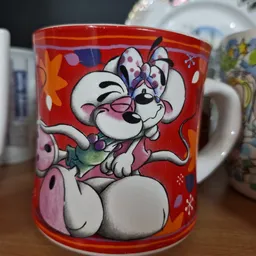 Rode mok met cartoon muiskarakter met roze bril en paarse strik