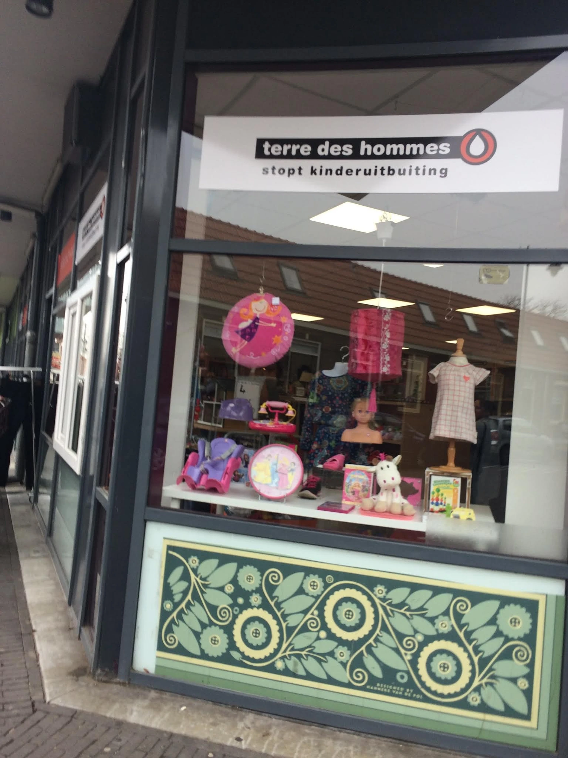 Kringloopwinkel Terre des Hommes Arnhem e.o. in Arnhem met tweedehands babyartikelen, babykleding en boeken