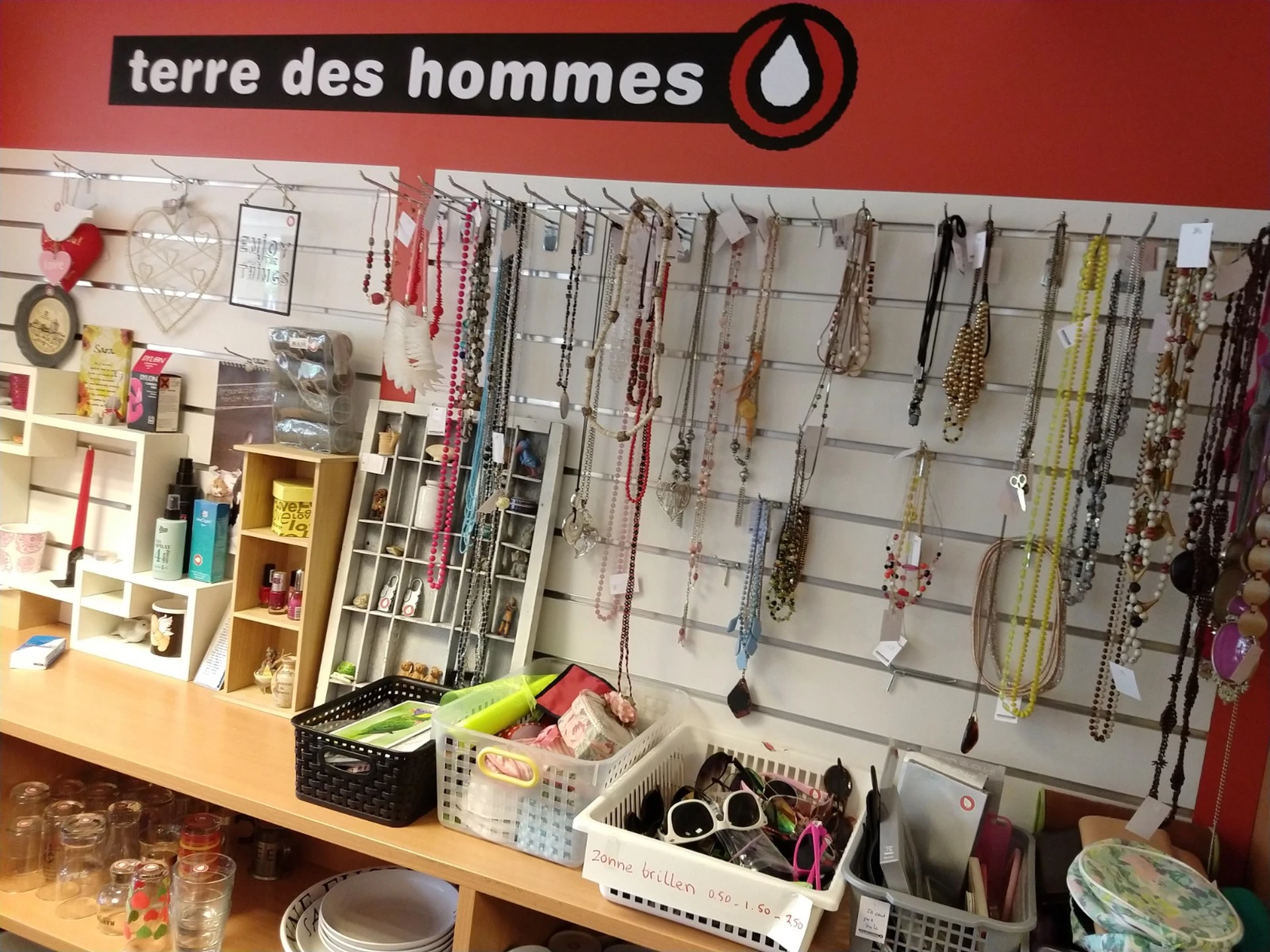 Kringloopwinkel Terre des Hommes winkel Amsterdam in Amsterdam met tweedehands boeken, huis- en inrichting en huishoudelij...