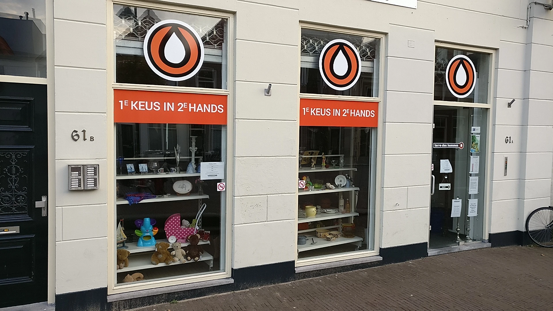 Kringloopwinkel Terre des Hommes winkel in Delft met tweedehands boeken, huis- en inrichting en huishoudelijke apparaten