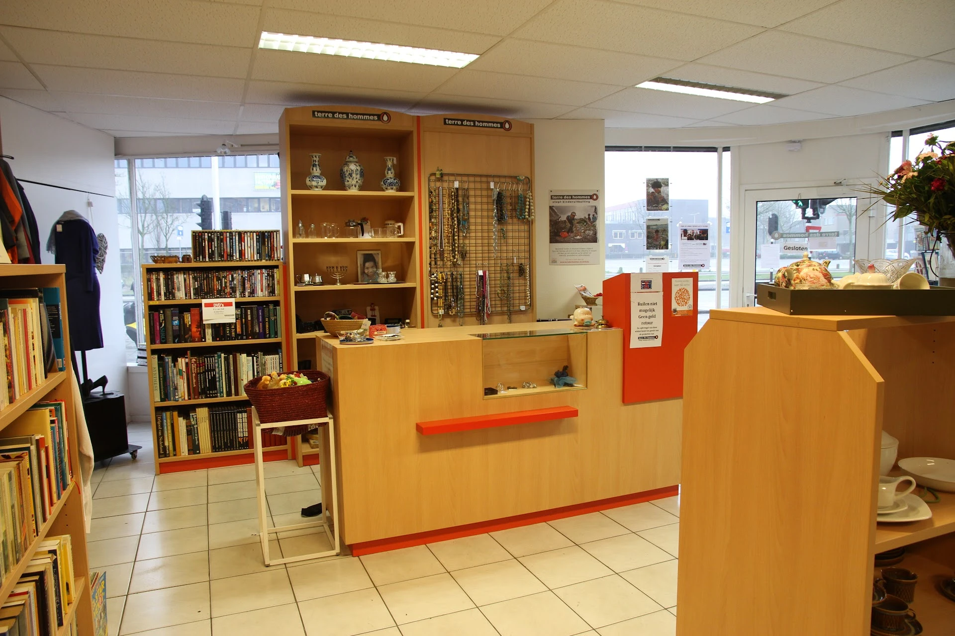 Kringloopwinkel Terre des Hommes winkel Enschede in Enschede met tweedehands boeken, huis- en inrichting en huishoudelijke...
